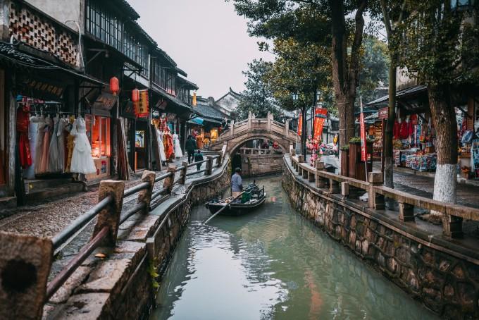 贴窗花　公交车厢年味浓